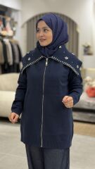 TIĞ TRİKO DENİZCİ YAKA ÖNDEN FERMUARLI DİKME TAŞLI TRİKO HIRKA LACİVERT