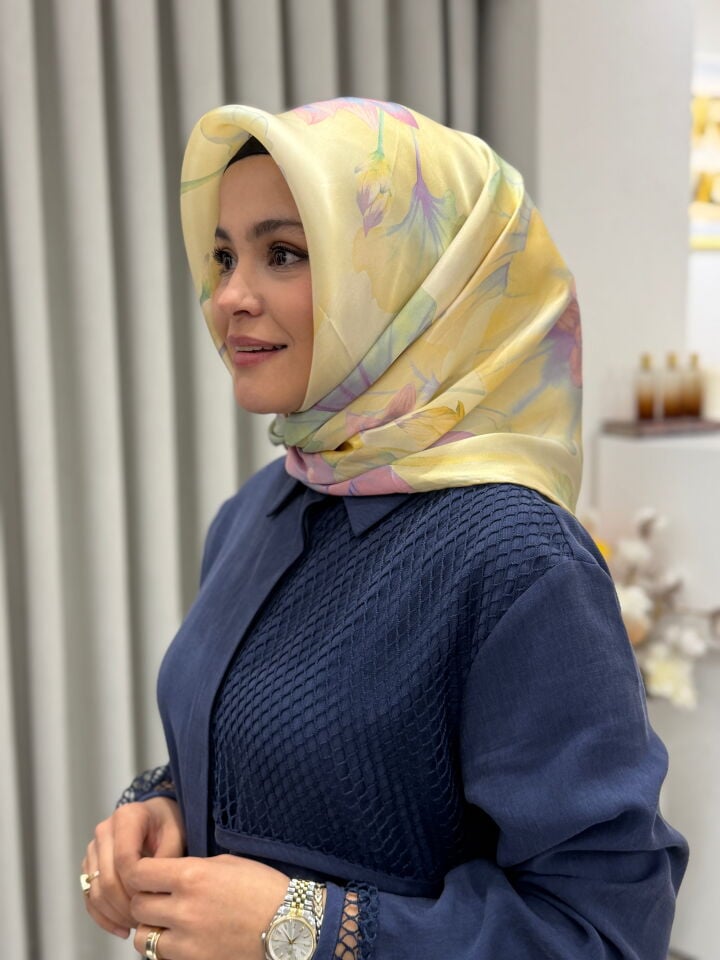 ARMİNE SURA İPEK EŞARP