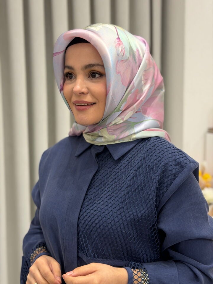 ARMİNE SURA İPEK EŞARP