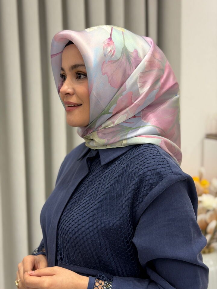 ARMİNE SURA İPEK EŞARP