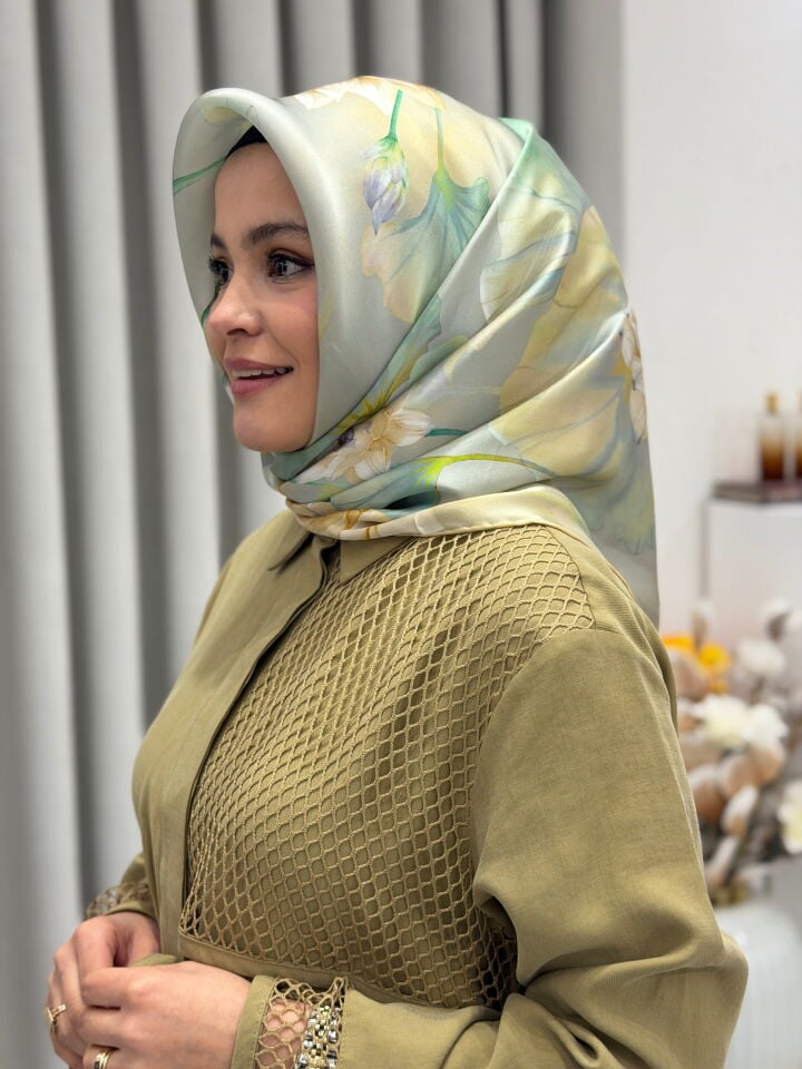 ARMİNE SURA İPEK EŞARP