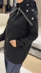 TIĞ TRİKO DENİZCİ YAKA ÖNDEN FERMUARLI DİKME TAŞLI TRİKO HIRKA SİYAH