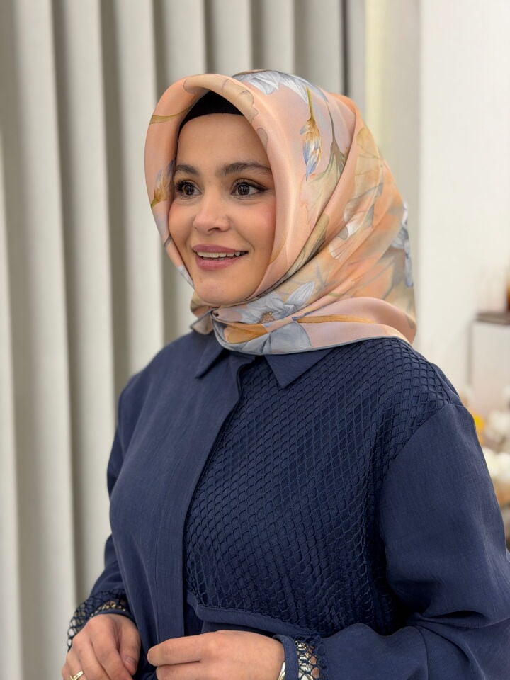 ARMİNE SURA İPEK EŞARP