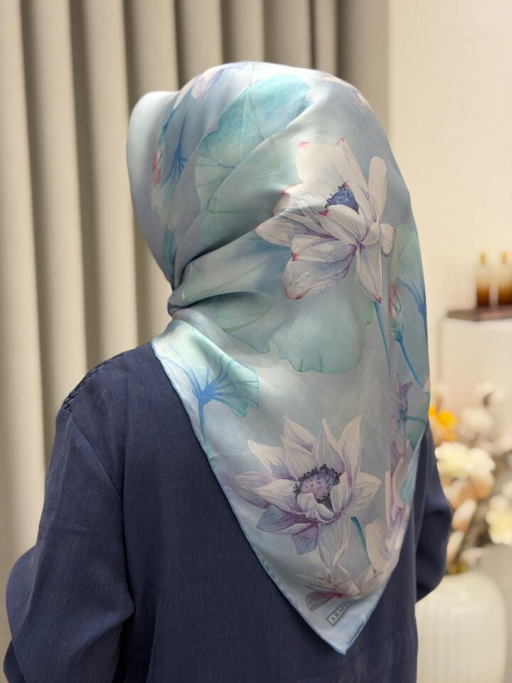 ARMİNE SURA İPEK EŞARP