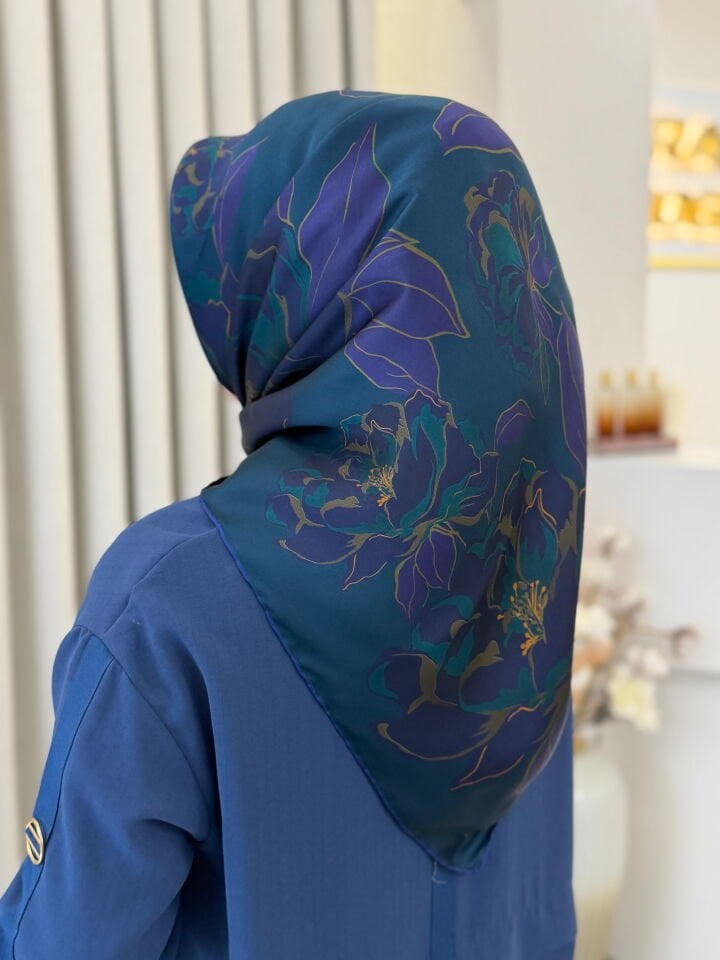 ARMİNE SURA İPEK EŞARP