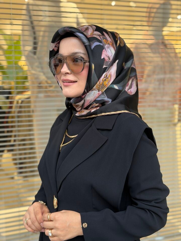 ARMİNE SURA İPEK EŞARP