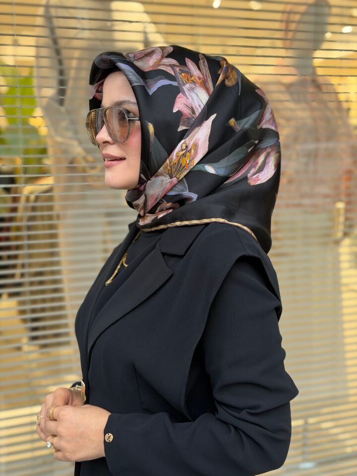 ARMİNE SURA İPEK EŞARP