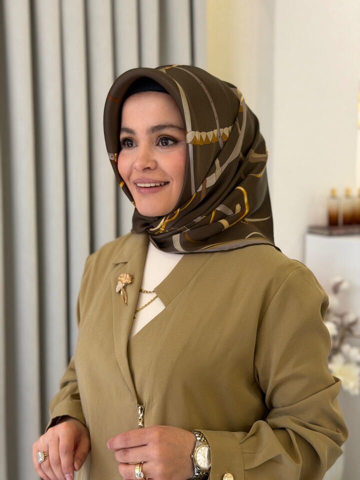 ARMİNE SURA İPEK EŞARP