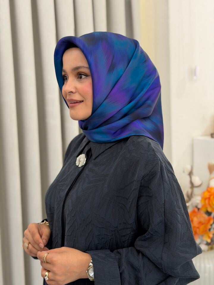 ARMİNE SURA İPEK EŞARP