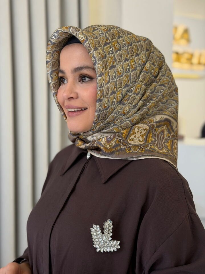 ARMİNE SURA İPEK EŞARP