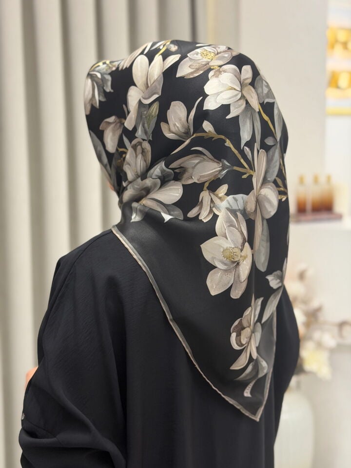 ARMİNE SURA İPEK EŞARP