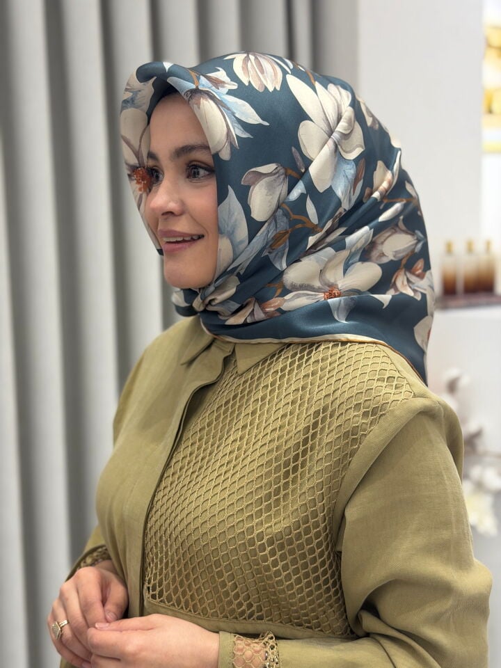 ARMİNE SURA İPEK EŞARP