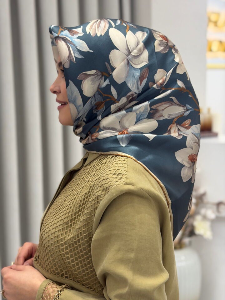 ARMİNE SURA İPEK EŞARP