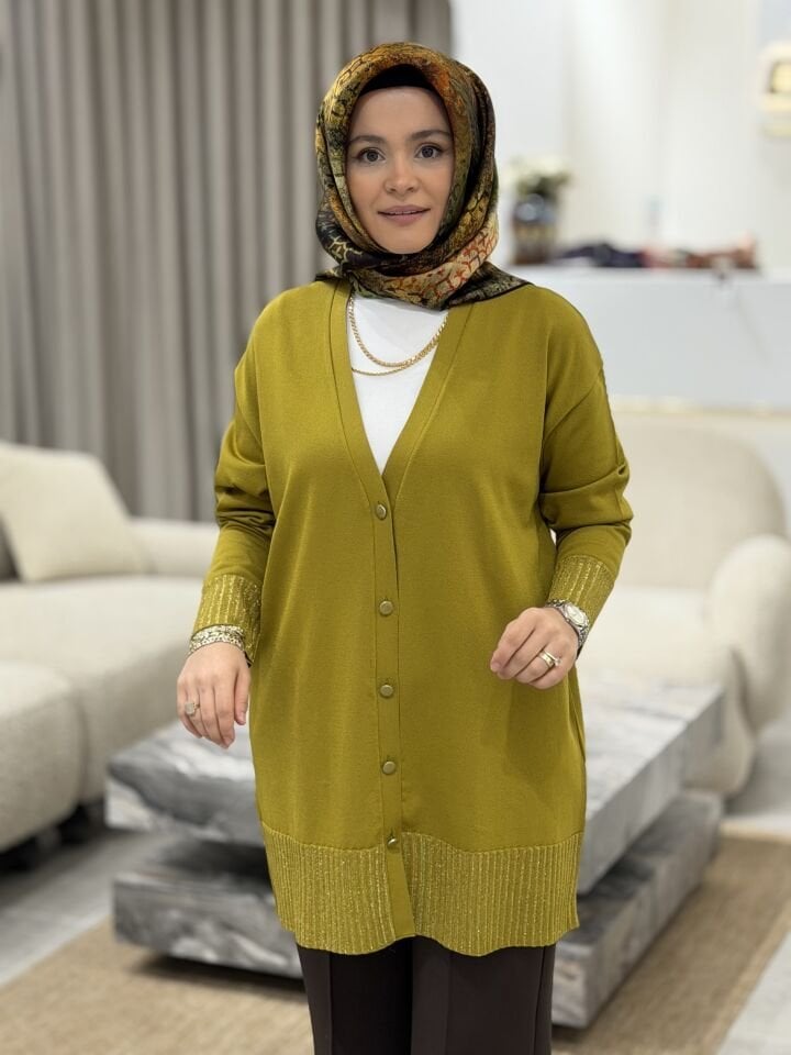 TIĞ TRİKO ETEĞİ SİMLİ ÖNDEN DÜĞMELİ HIRKA YAĞ YEŞİLİ