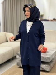 TIĞ TRİKO ETEĞİ SİMLİ ÖNDEN DÜĞMELİ HIRKA LACİVERT