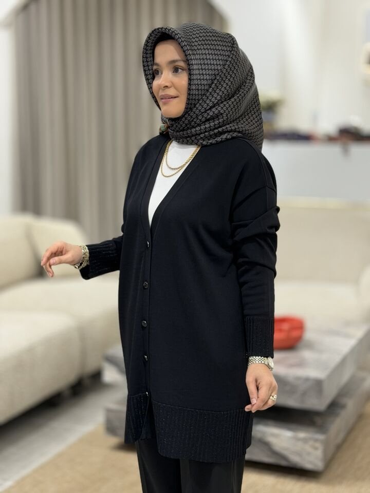 TIĞ TRİKO ETEĞİ SİMLİ ÖNDEN DÜĞMELİ HIRKA SİYAH