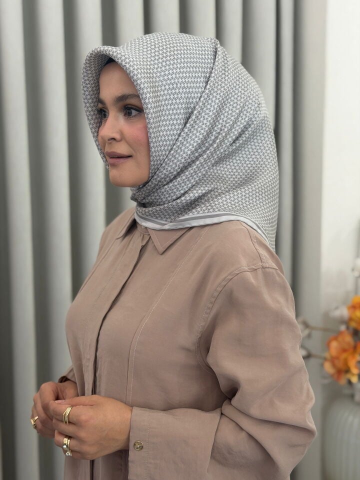 ARMİNE SURA İPEK EŞARP