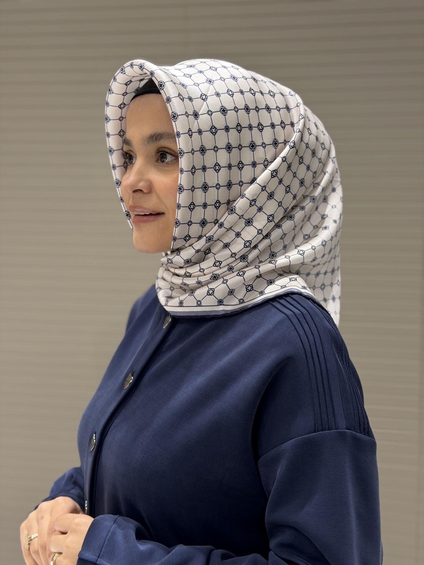 AKER SURA İPEK EŞARP