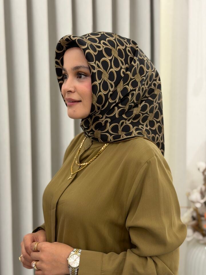 ARMİNE SURA İPEK EŞARP