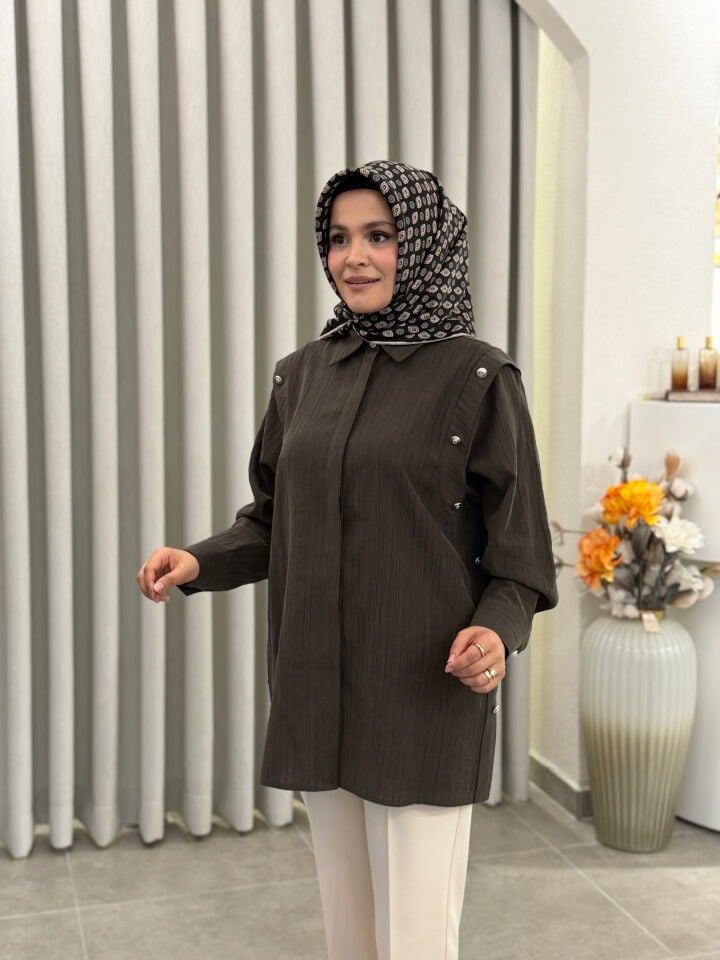 TIĞ TRİKO DÜĞME DETAYLI DOKULU GÖMLEK KAHVE