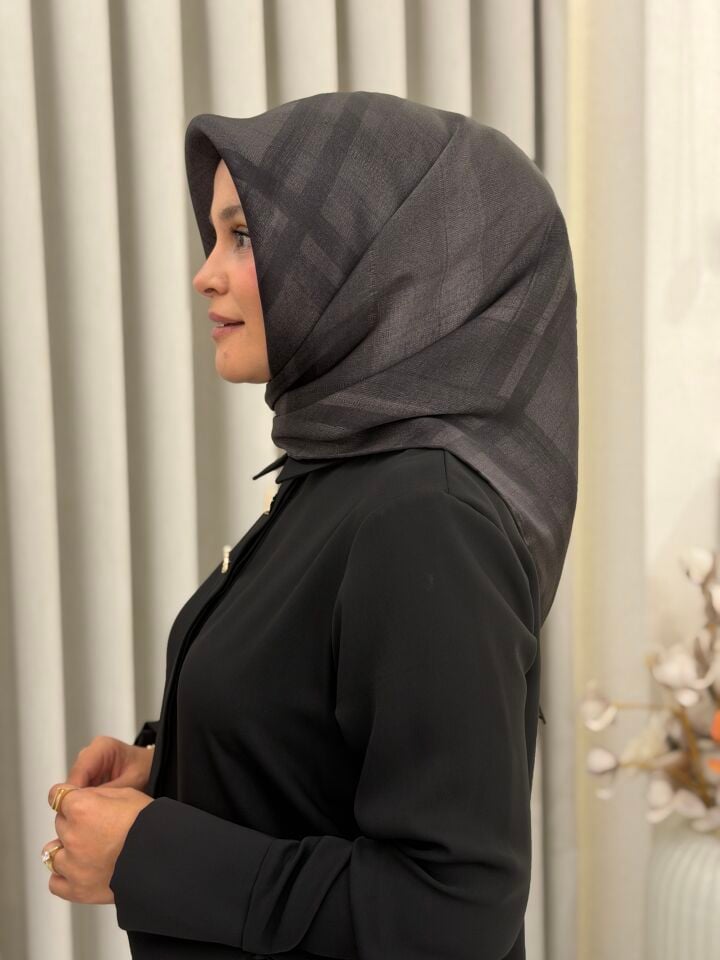 ARMİNE SURA İPEK EŞARP