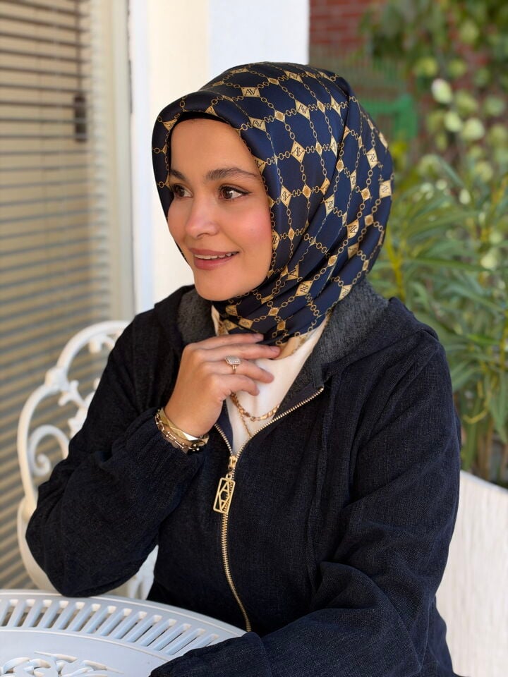 ARMİNE SURA İPEK EŞARP