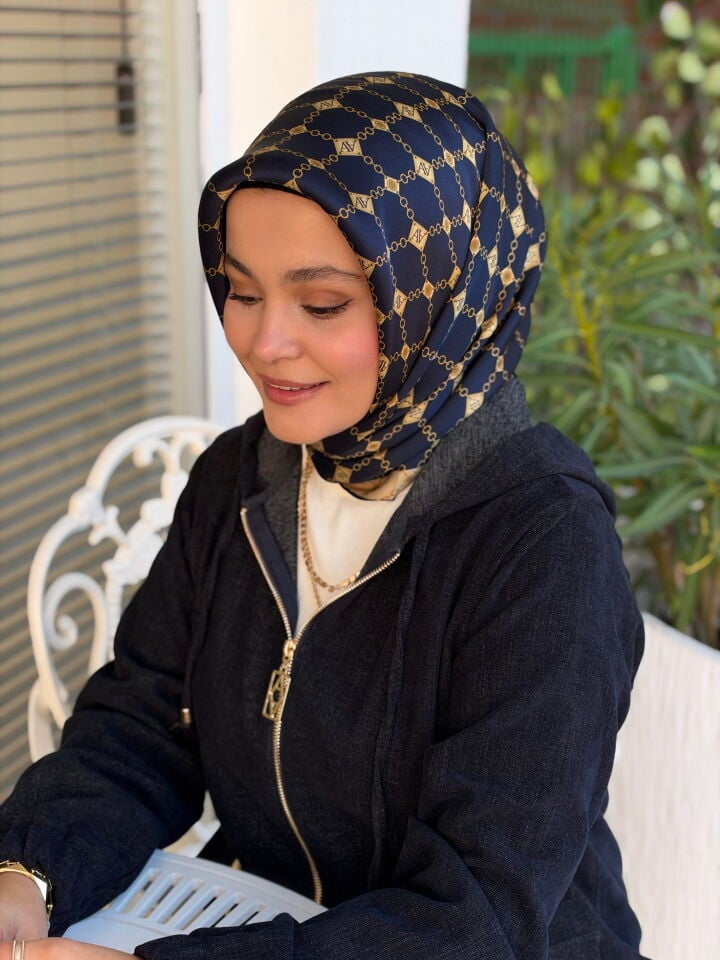 ARMİNE SURA İPEK EŞARP