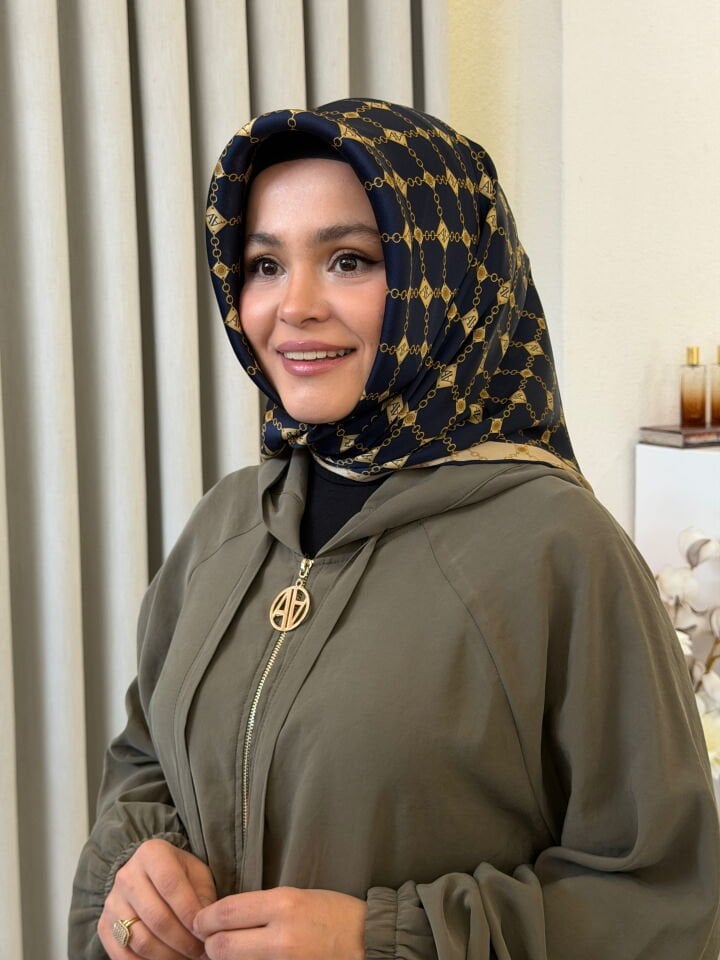 ARMİNE SURA İPEK EŞARP