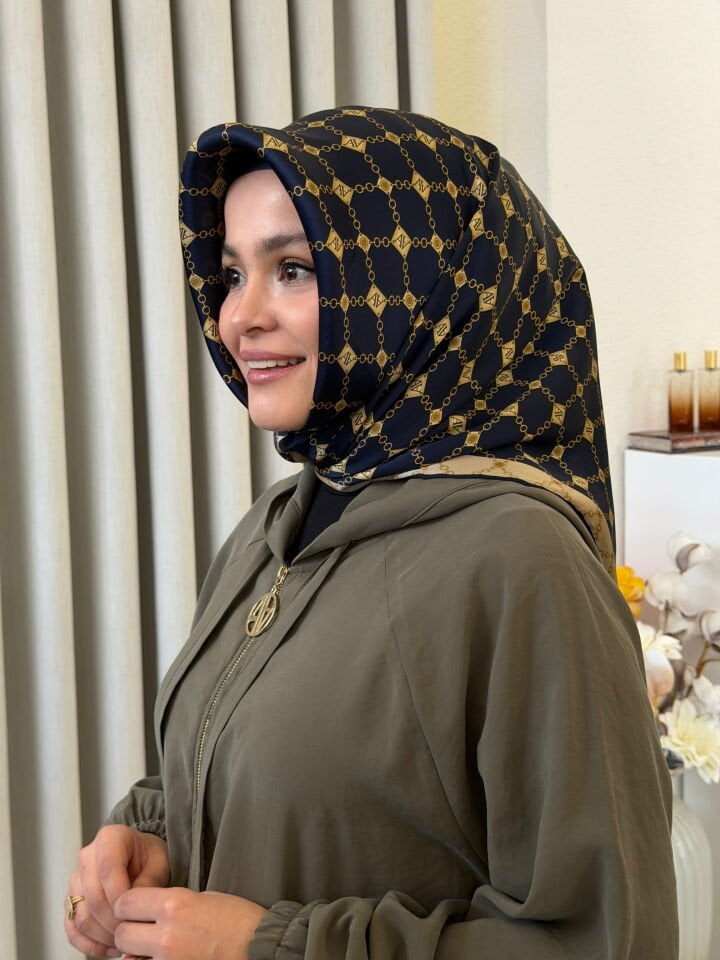 ARMİNE SURA İPEK EŞARP