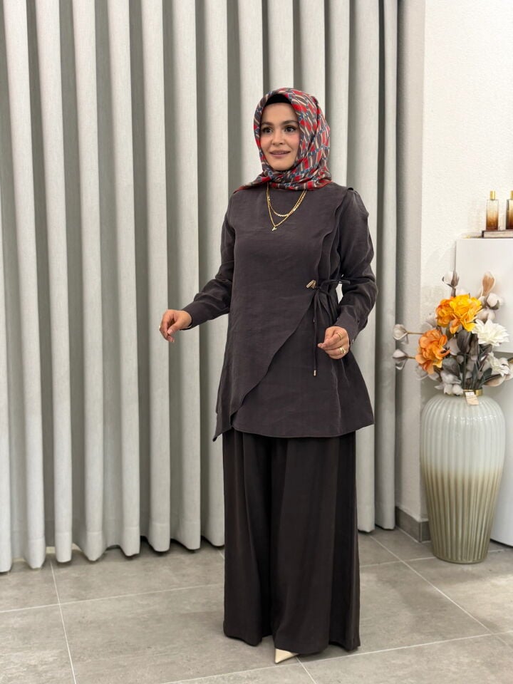 ARMİNE TREND TENCEL BROŞLU ASİMETRİK GÖMLEK KAHVE