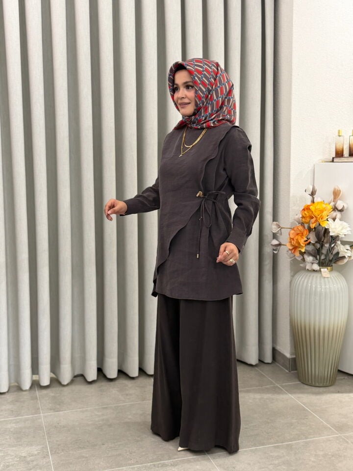 ARMİNE TREND TENCEL BROŞLU ASİMETRİK GÖMLEK KAHVE
