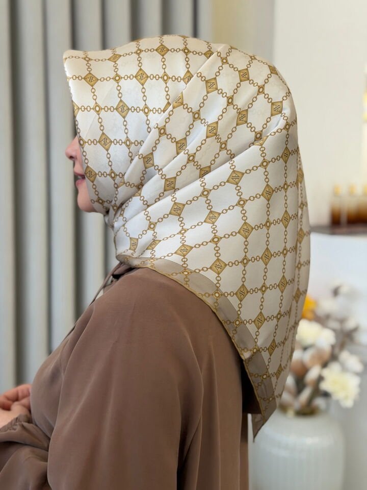 ARMİNE SURA İPEK EŞARP