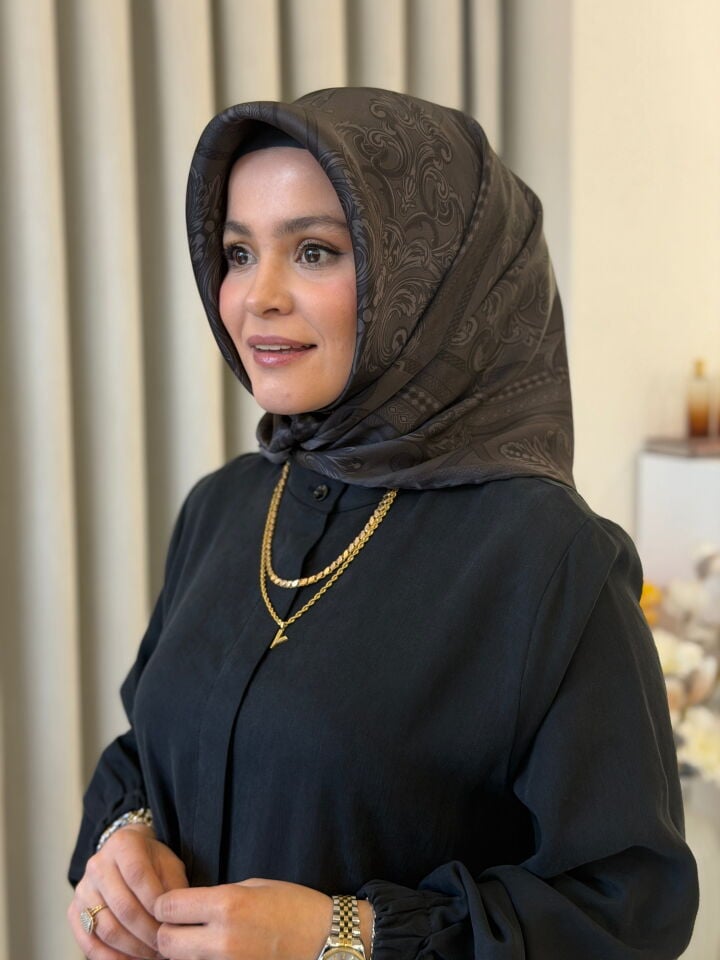 ARMİNE SURA İPEK EŞARP