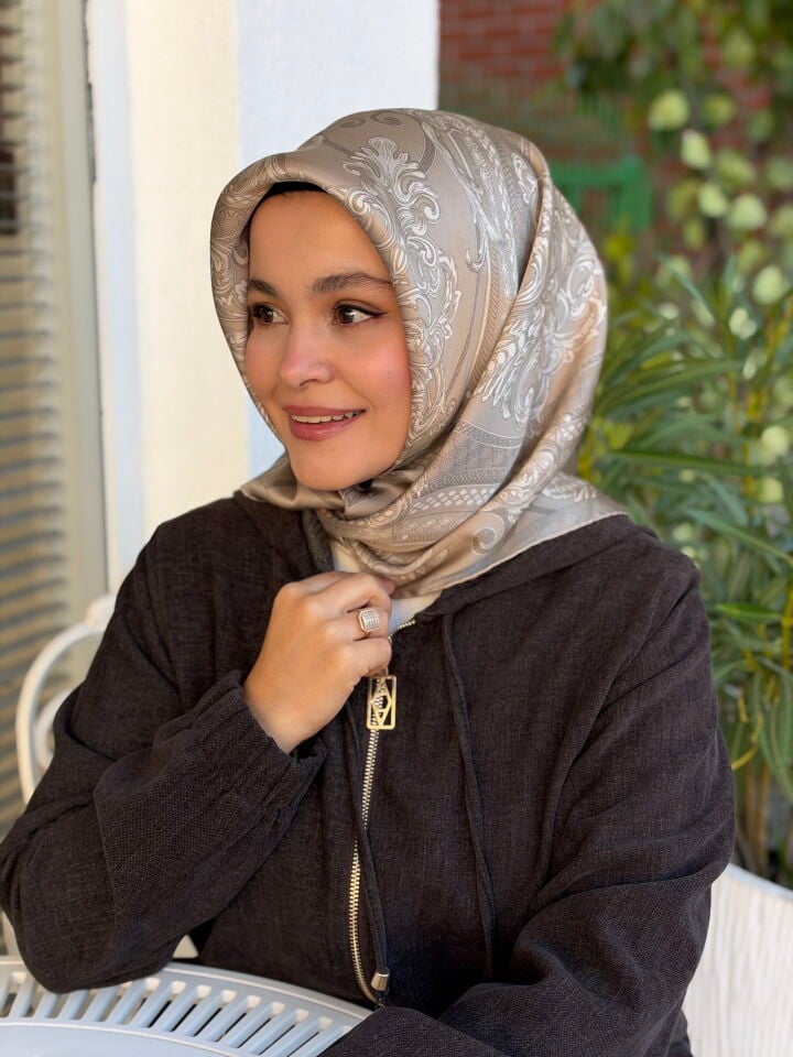 ARMİNE SURA İPEK EŞARP