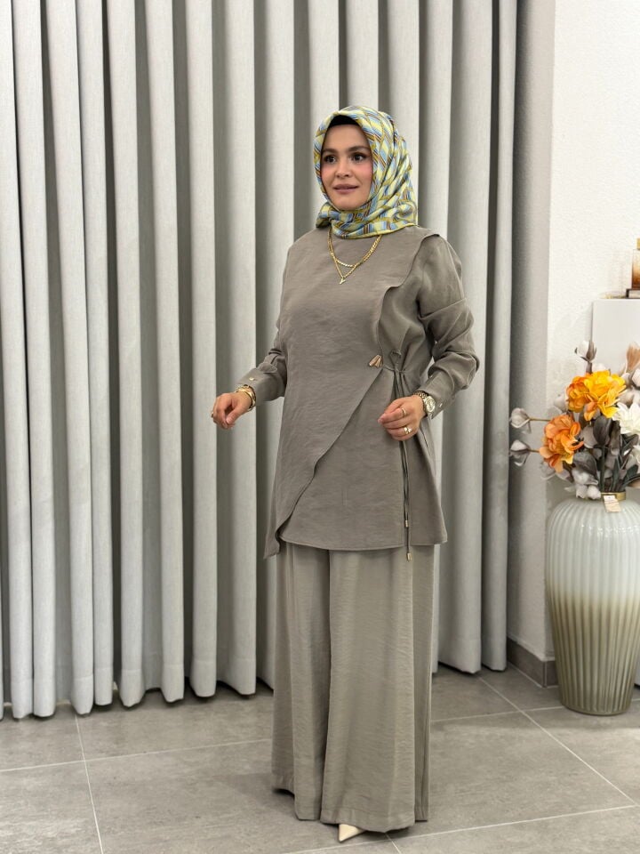ARMİNE TREND TENCEL BROŞLU ASİMETRİK GÖMLEK KÜL YEŞİLİ