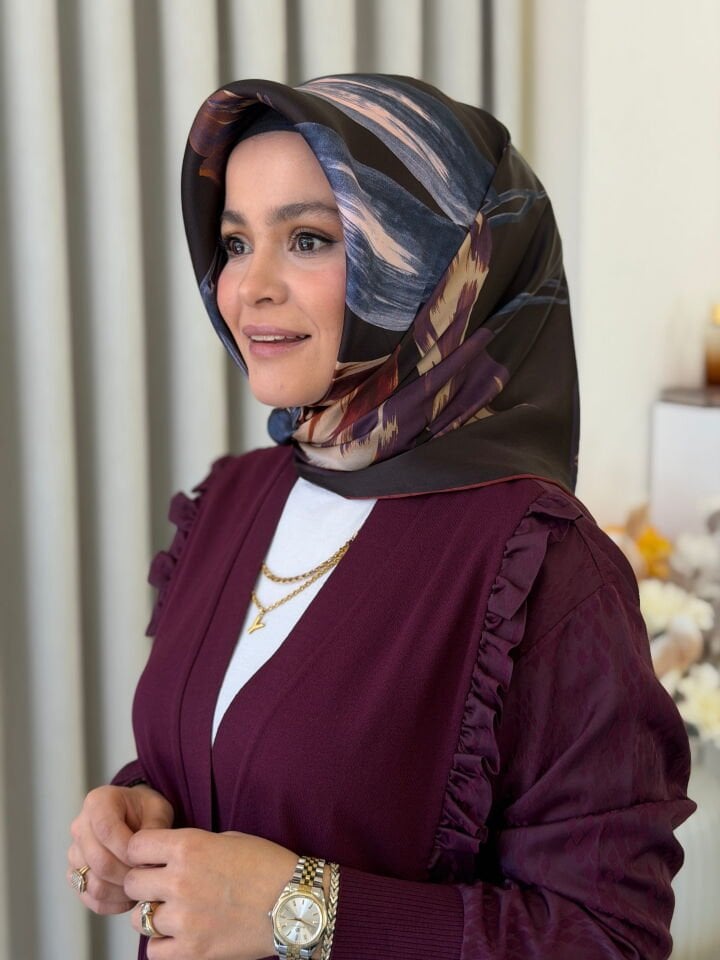 ARMİNE SURA İPEK EŞARP