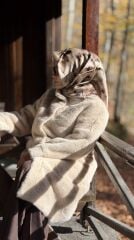 TIĞ TRİKO YAKASI BROŞLU KÜRK KABAN BEJ