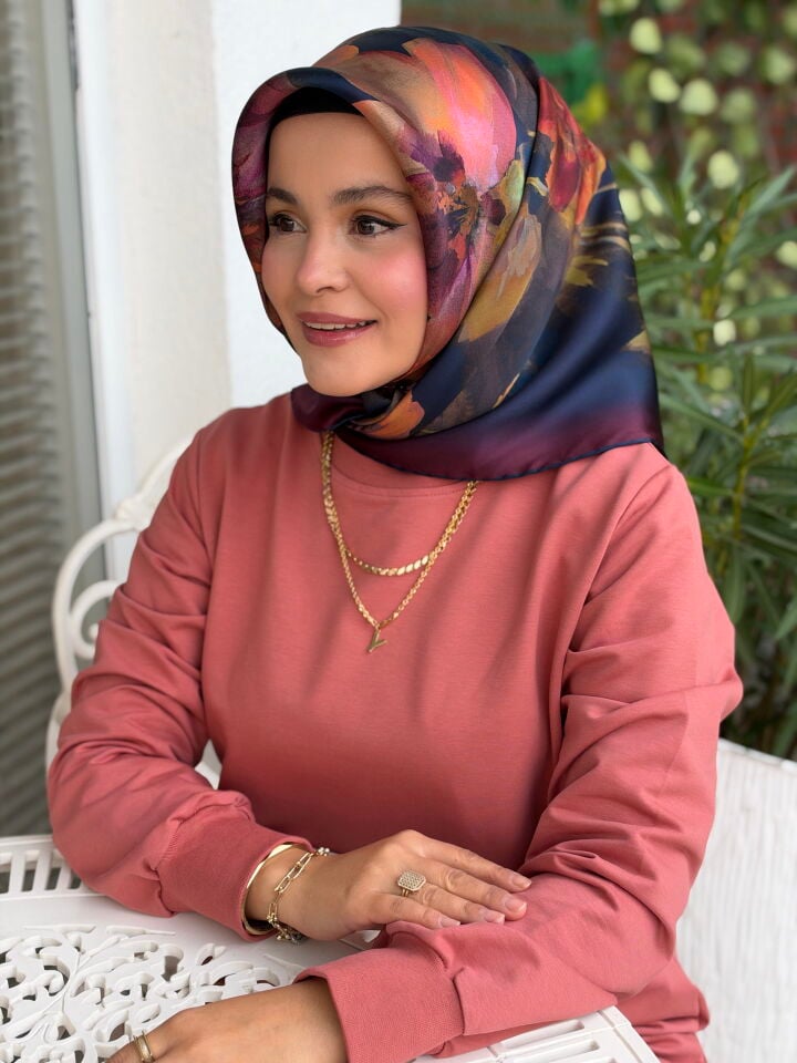 ARMİNE SURA İPEK EŞARP