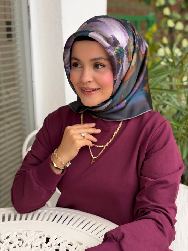 ARMİNE SURA İPEK EŞARP