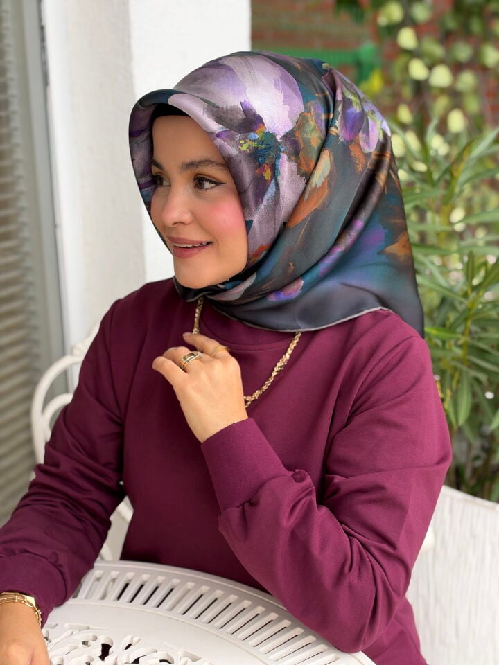 ARMİNE SURA İPEK EŞARP