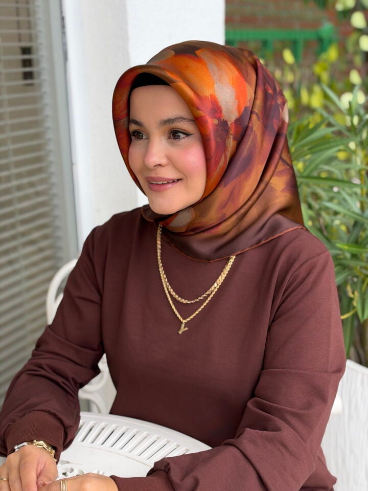 ARMİNE SURA İPEK EŞARP