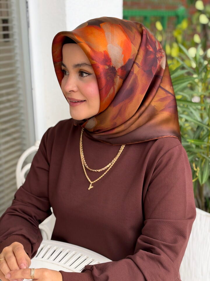 ARMİNE SURA İPEK EŞARP