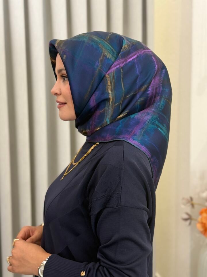 ARMİNE SURA İPEK EŞARP
