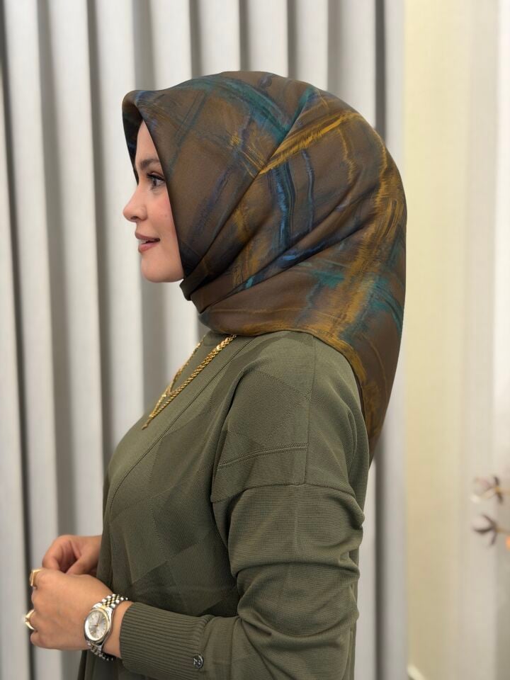 ARMİNE SURA İPEK EŞARP