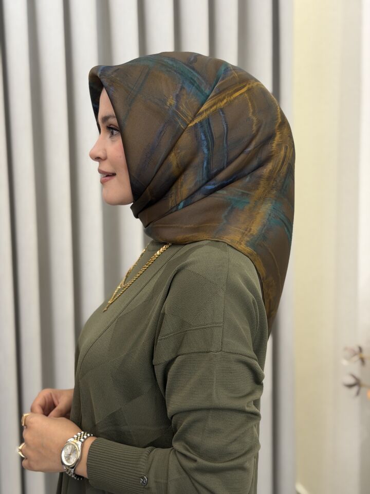 ARMİNE SURA İPEK EŞARP