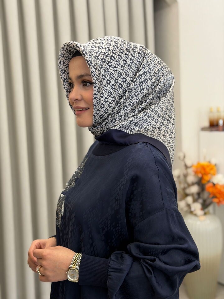 AKER SURA İPEK EŞARP