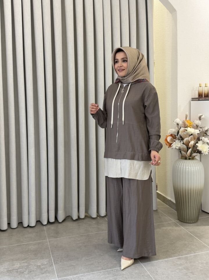 ARMİNE TREND GÖMLEK DETAYLI ÇİLEK KUMAŞ PANTALONLU TAKIM VİZON